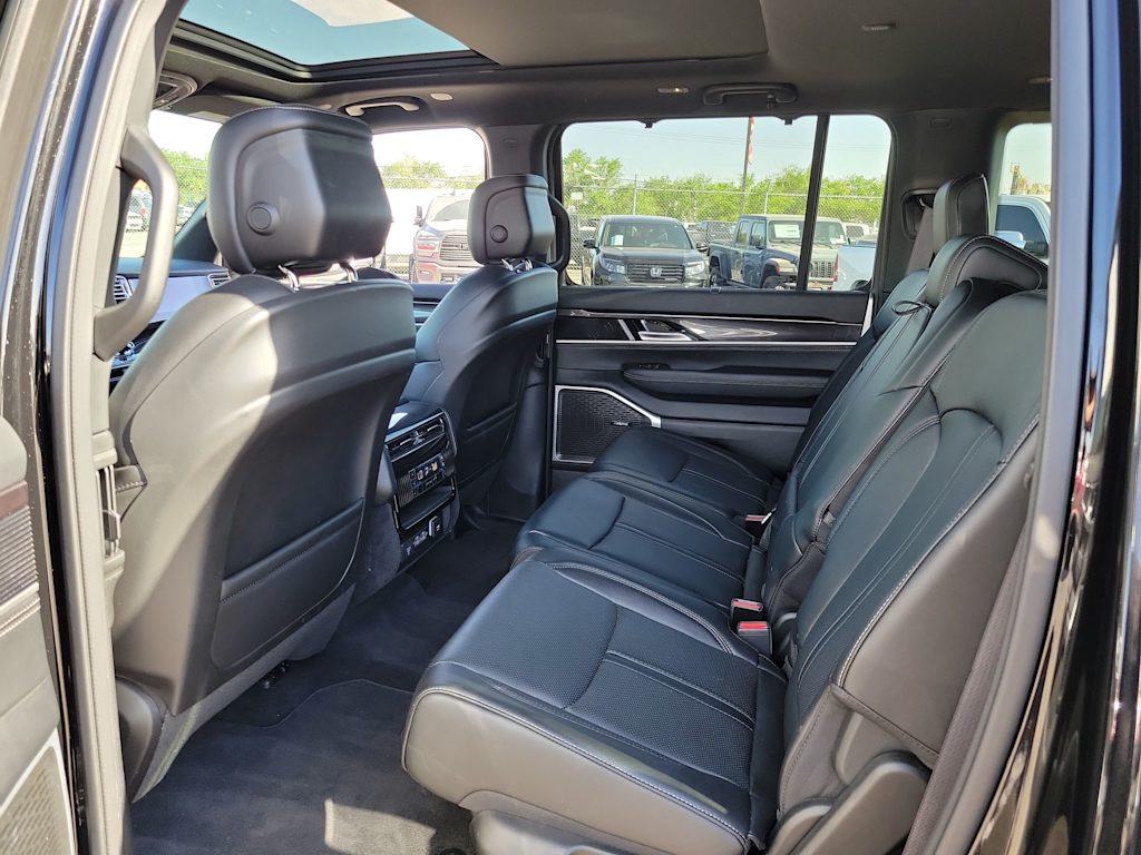 Thumbnail: 2024 Jeep Wagoneer - 13