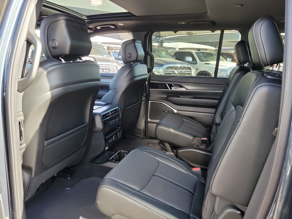 Thumbnail: 2024 Jeep Wagoneer - 13