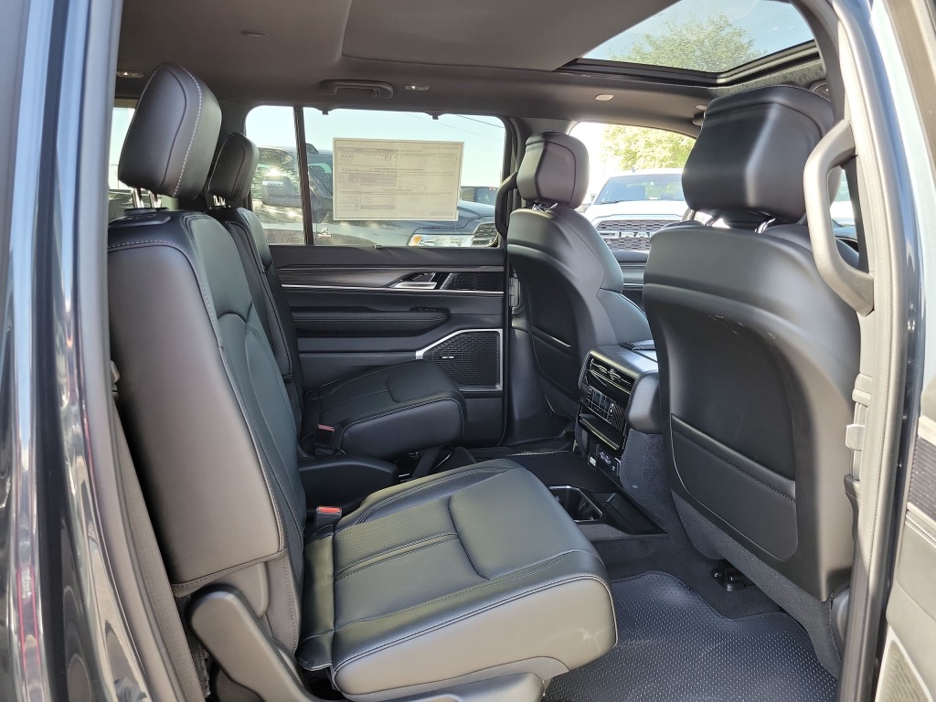 Thumbnail: 2024 Jeep Wagoneer - 18