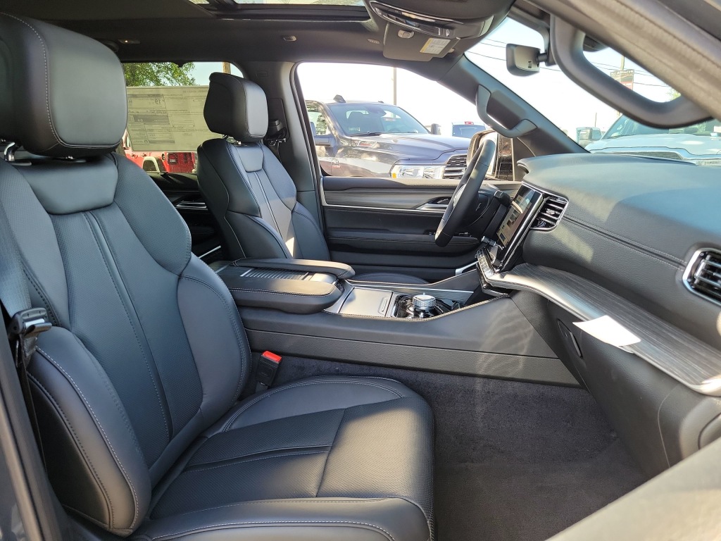 Thumbnail: 2024 Jeep Wagoneer - 12