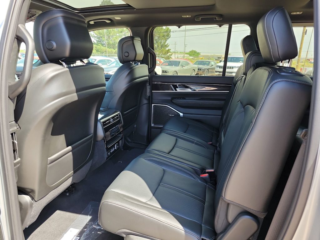 Thumbnail: 2024 Jeep Wagoneer - 12