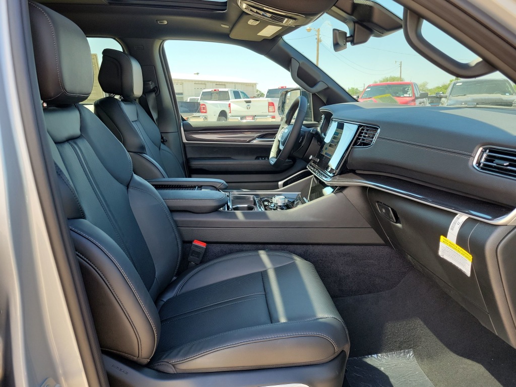 Thumbnail: 2024 Jeep Wagoneer - 11