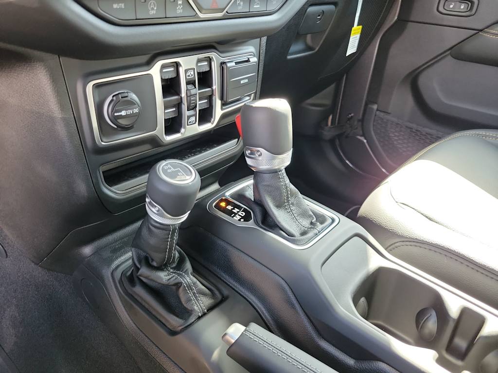 Thumbnail: 2025 Jeep Gladiator - 15