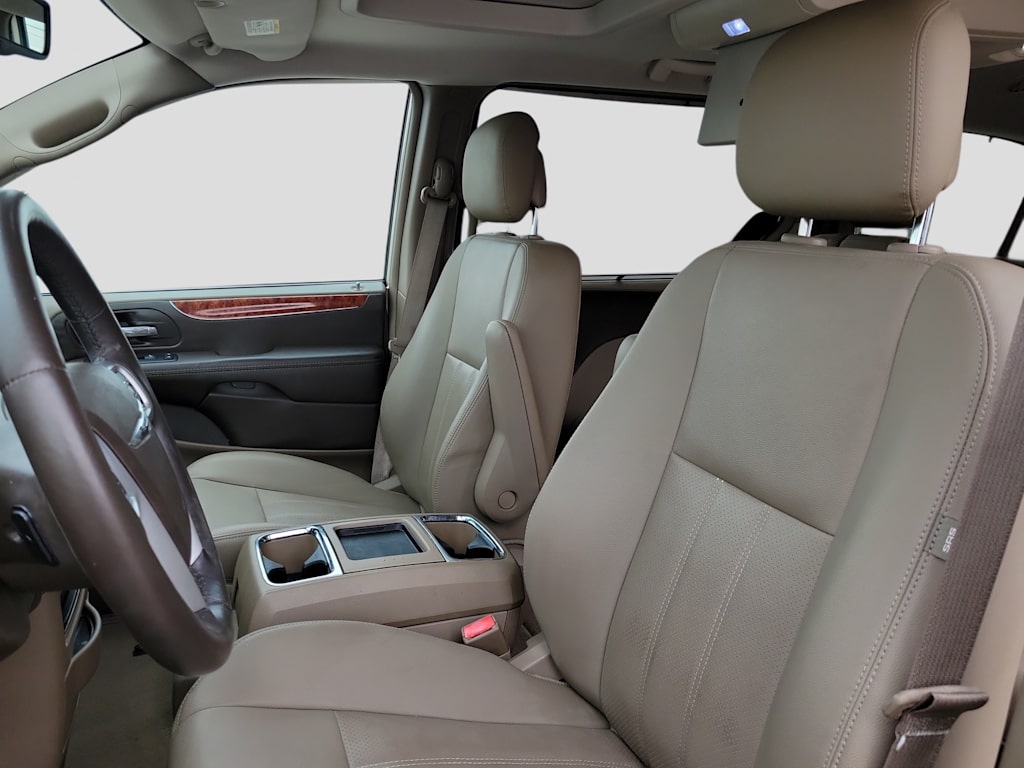 Thumbnail: 2016 Chrysler Town & Country - 6