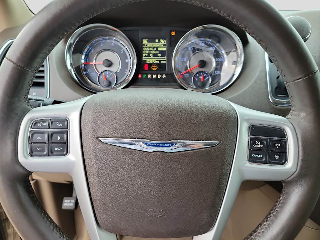 Thumbnail: 2016 Chrysler Town & Country - 14
