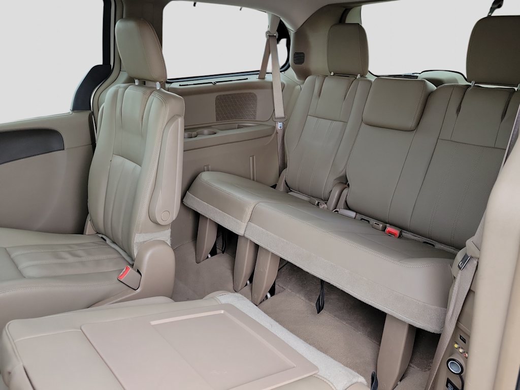 Thumbnail: 2016 Chrysler Town & Country - 8