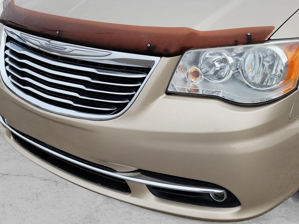 Thumbnail: 2016 Chrysler Town & Country - 12