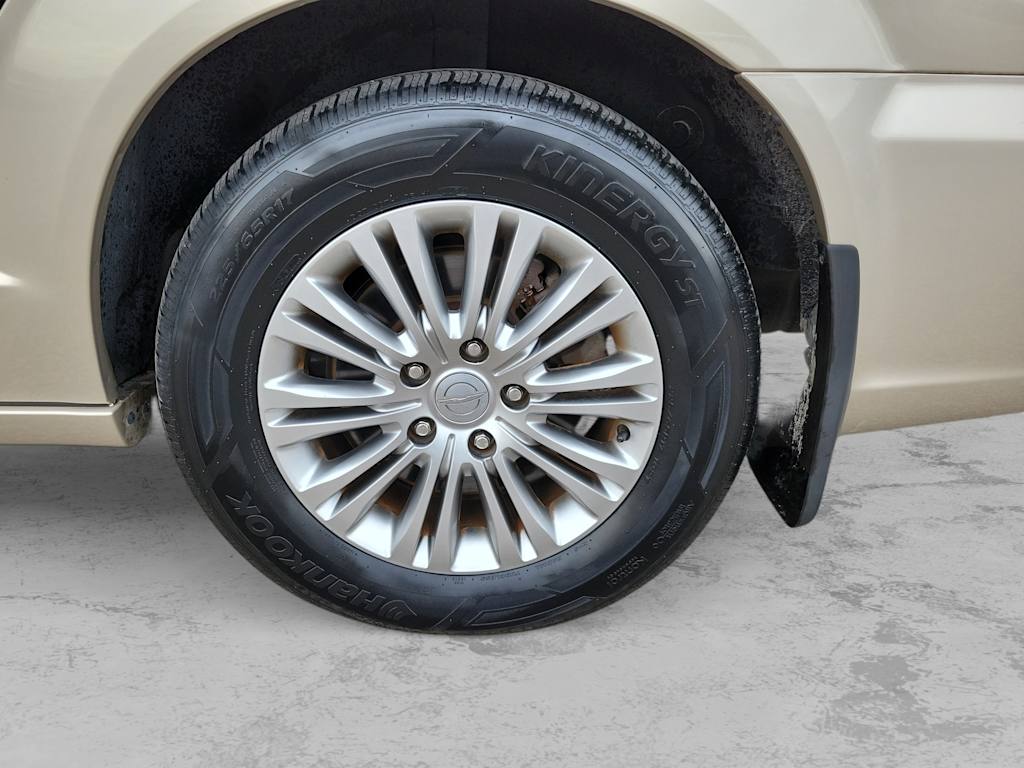 Thumbnail: 2016 Chrysler Town & Country - 4