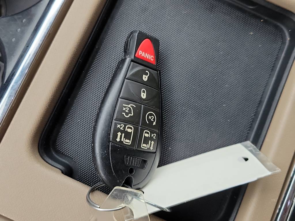 Thumbnail: 2016 Chrysler Town & Country - 17