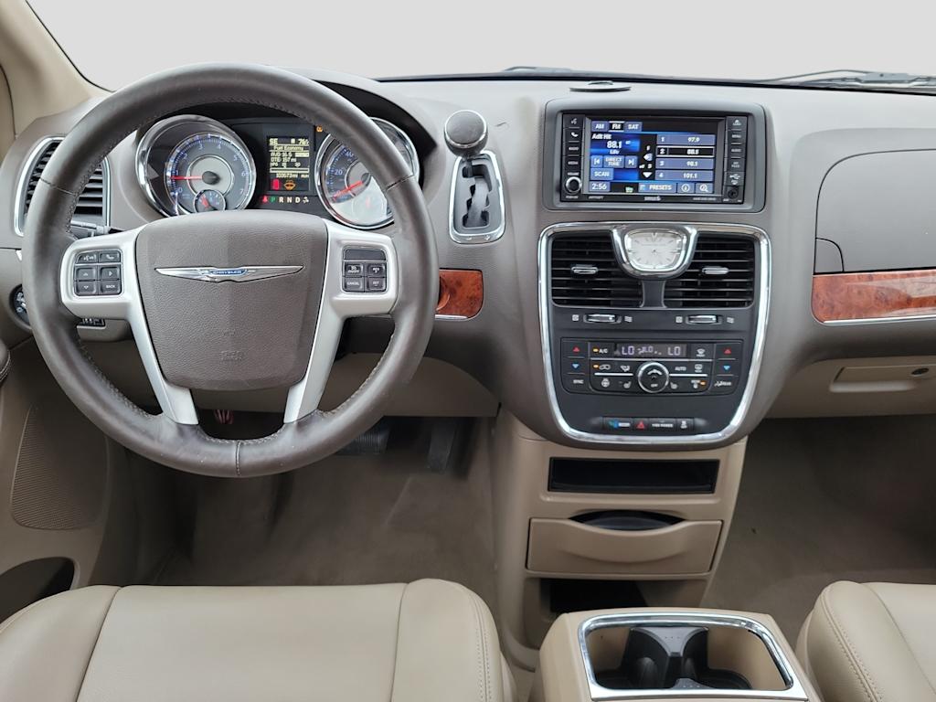 Thumbnail: 2016 Chrysler Town & Country - 5