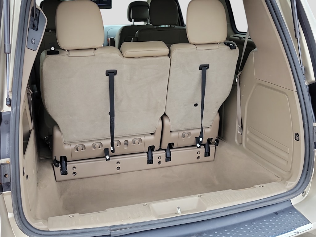 Thumbnail: 2016 Chrysler Town & Country - 16