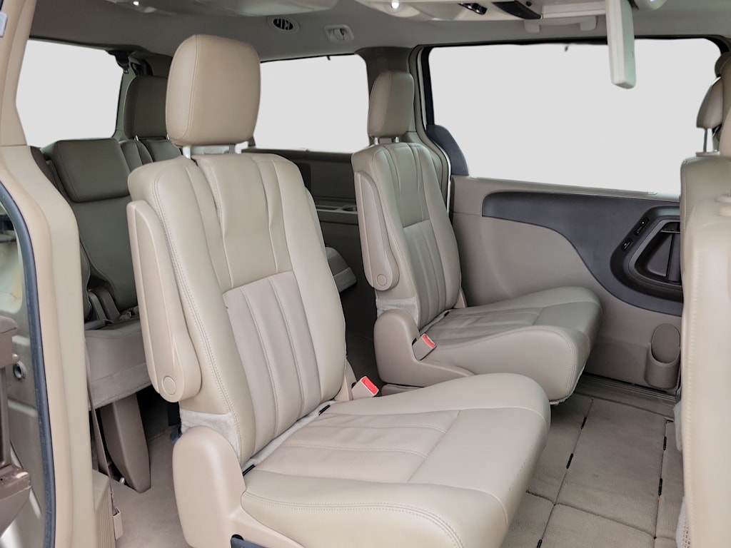 Thumbnail: 2016 Chrysler Town & Country - 13