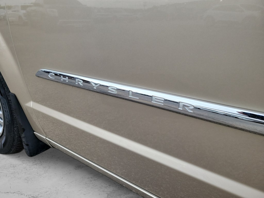 Thumbnail: 2016 Chrysler Town & Country - 3