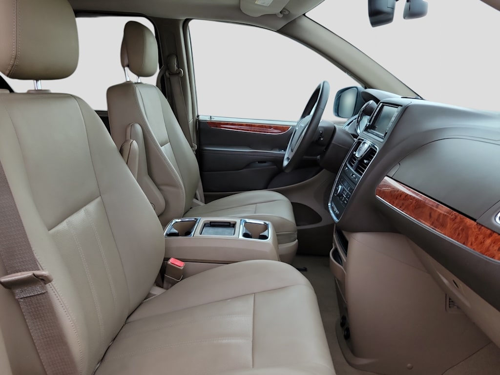 Thumbnail: 2016 Chrysler Town & Country - 7