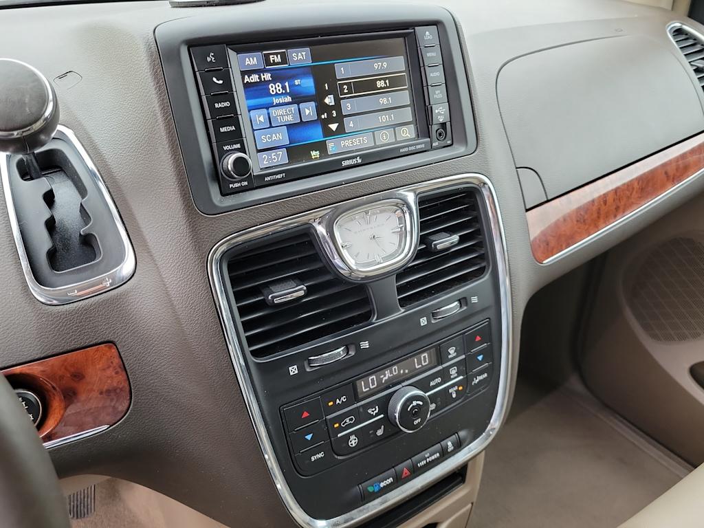Thumbnail: 2016 Chrysler Town & Country - 9