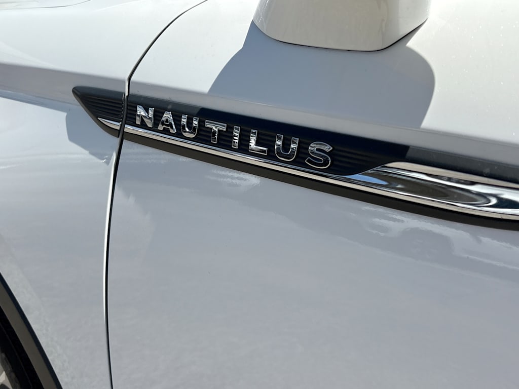 Thumbnail: 2023 Lincoln Nautilus - 3