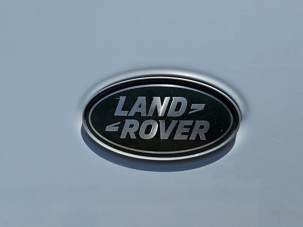 Thumbnail: 2023 Land Rover Discovery - 7