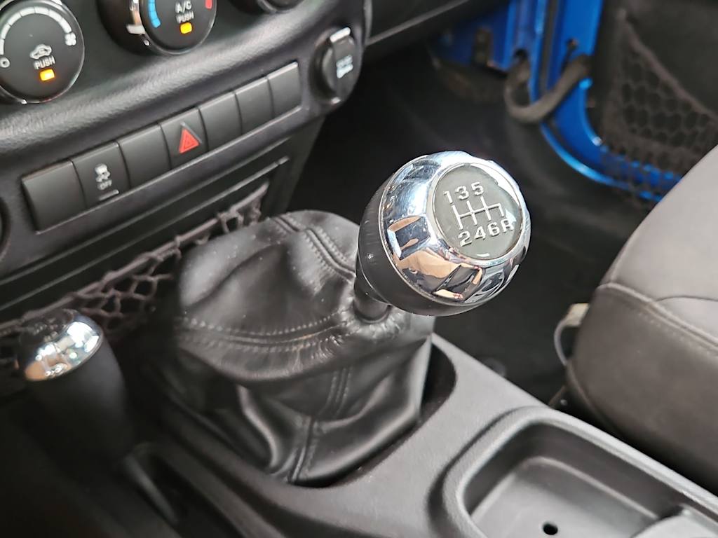 Thumbnail: 2015 Jeep Wrangler - 14