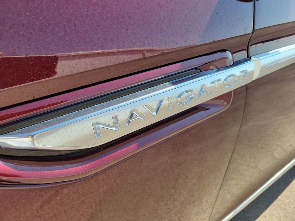 Thumbnail: 2021 Lincoln Navigator - 25