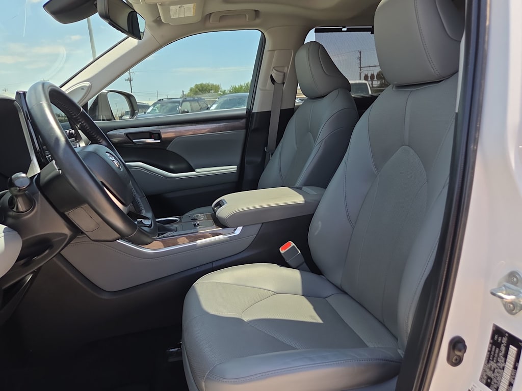 Thumbnail: 2023 Toyota Highlander - 11