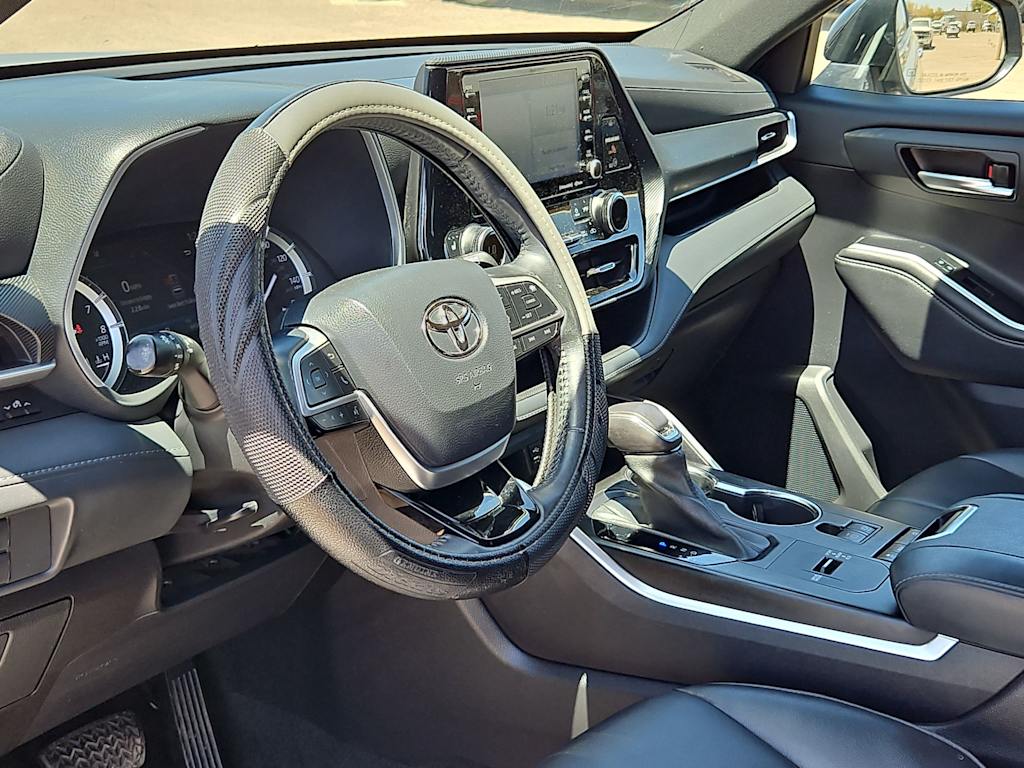 Thumbnail: 2022 Toyota Highlander - 2