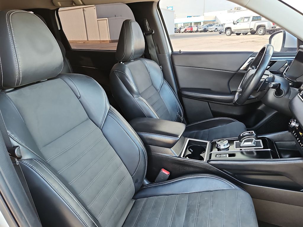 Thumbnail: 2023 Mitsubishi Outlander - 12