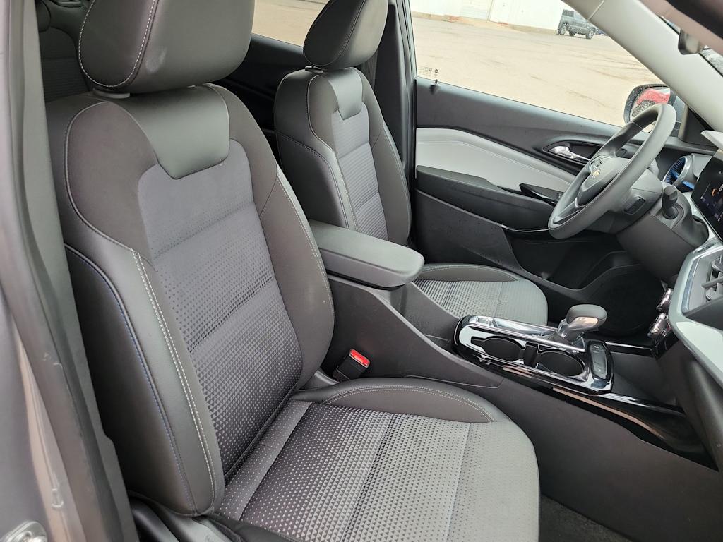2025 Chevrolet Trax LT - Photo 12
