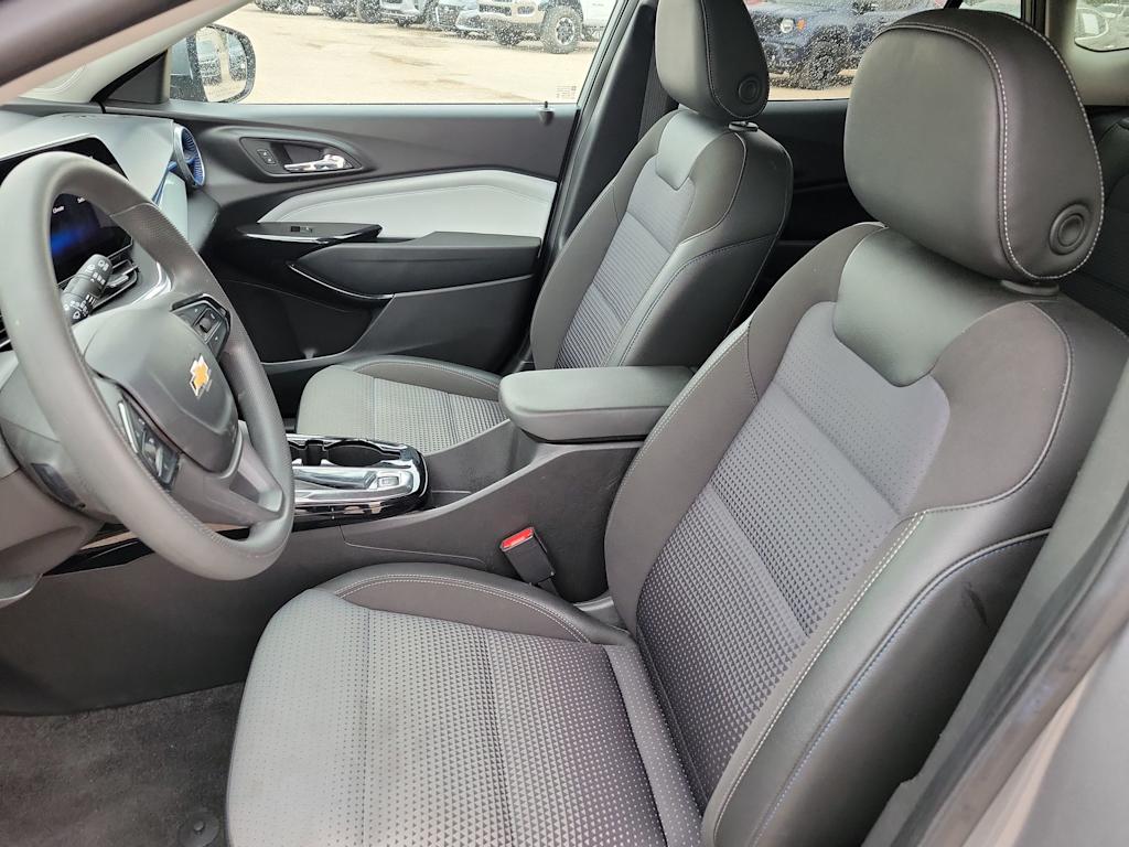 2025 Chevrolet Trax LT - Photo 11