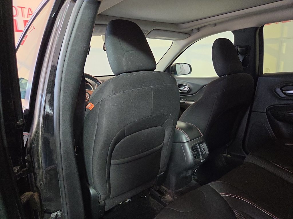 Thumbnail: 2016 Jeep Cherokee - 12