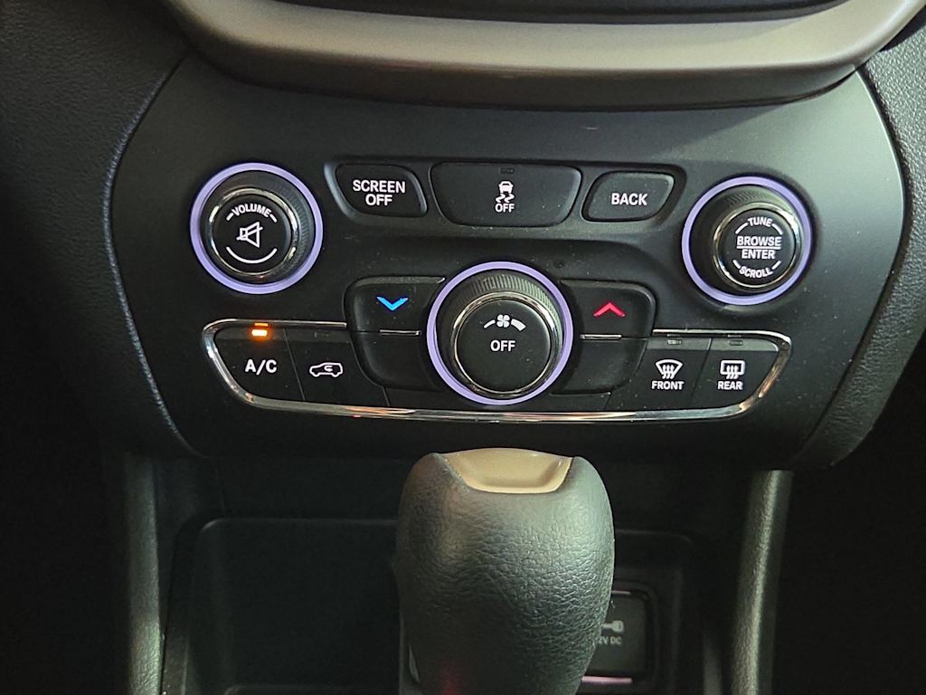 Thumbnail: 2016 Jeep Cherokee - 25