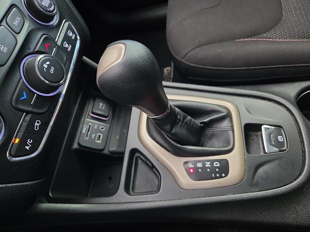 Thumbnail: 2016 Jeep Cherokee - 15