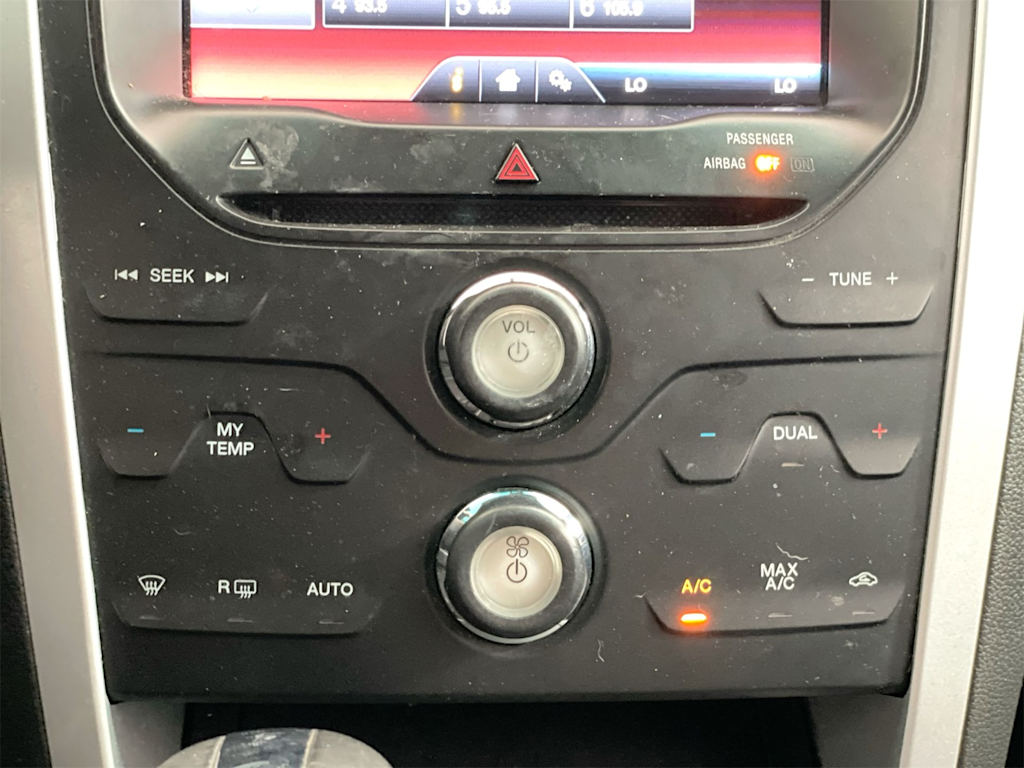 Thumbnail: 2015 Ford Explorer - 28