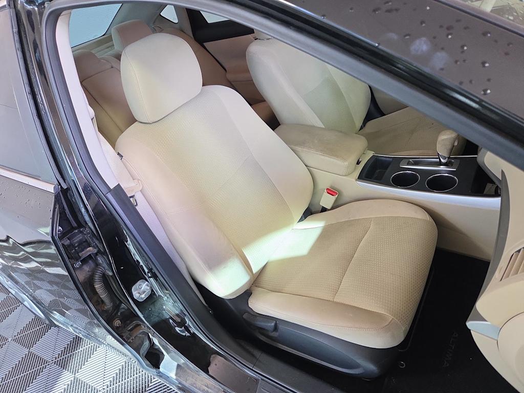 Thumbnail: 2015 Nissan Altima - 17