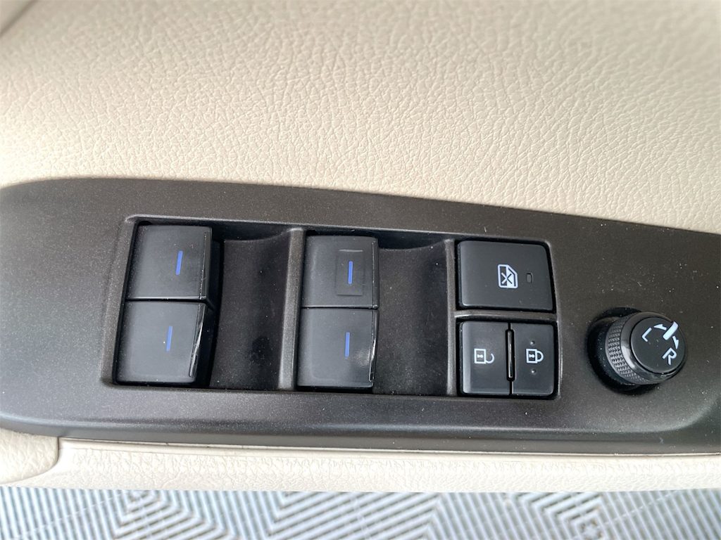 Thumbnail: 2021 Toyota Camry - 23