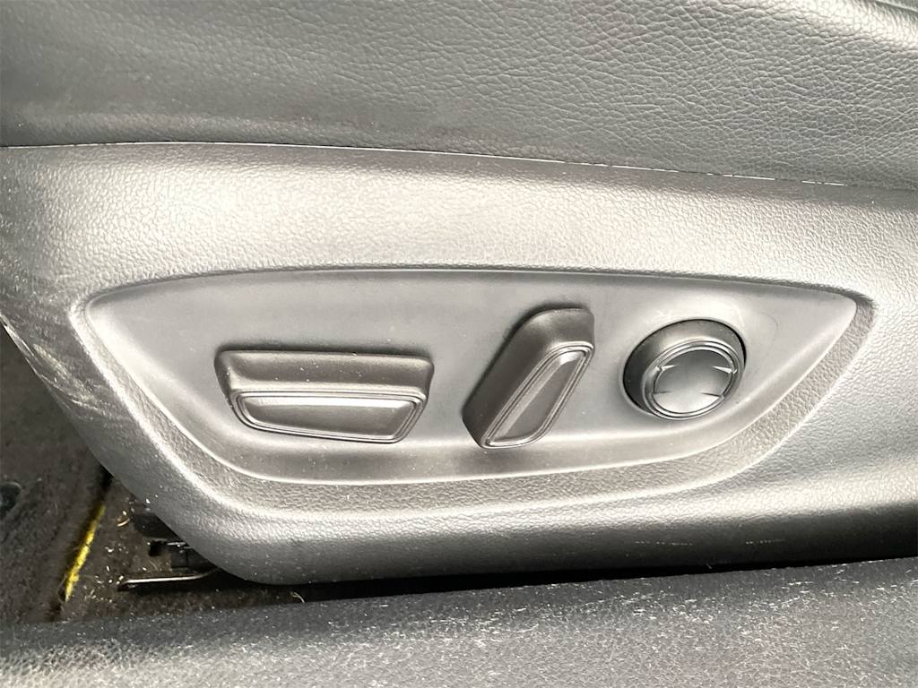 Thumbnail: 2020 Toyota Camry - 21