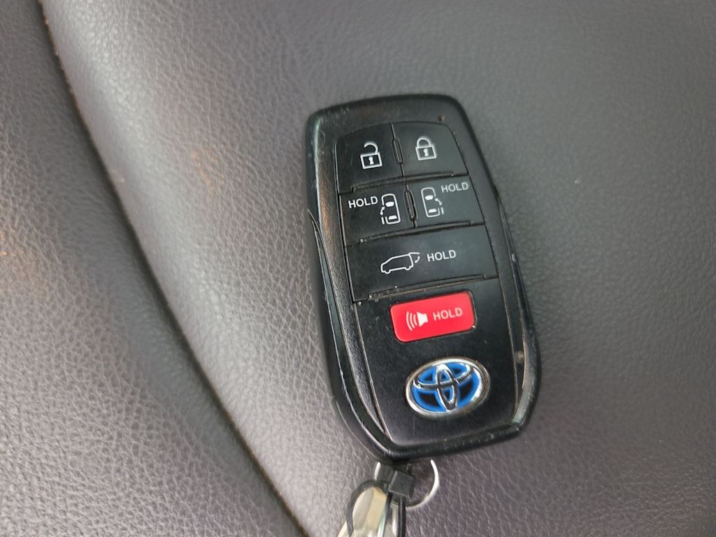 Thumbnail: 2021 Toyota Sienna - 18