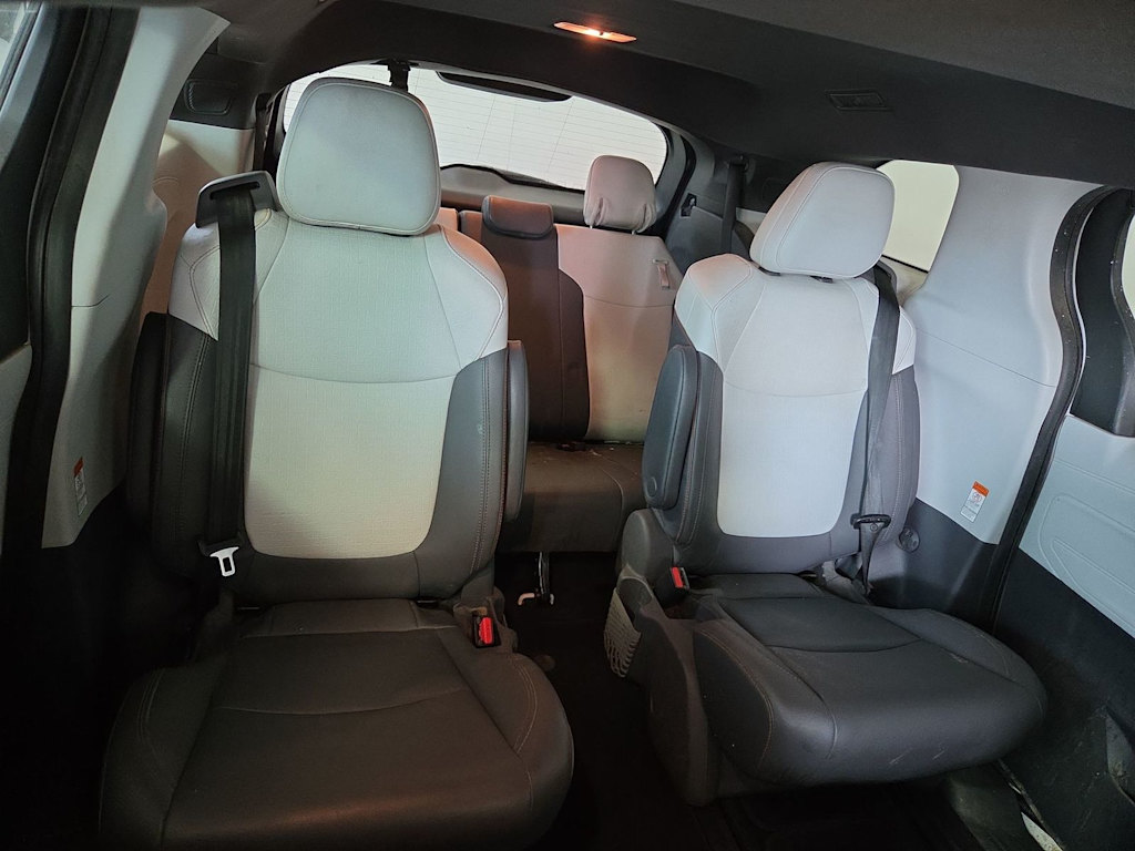Thumbnail: 2021 Toyota Sienna - 24