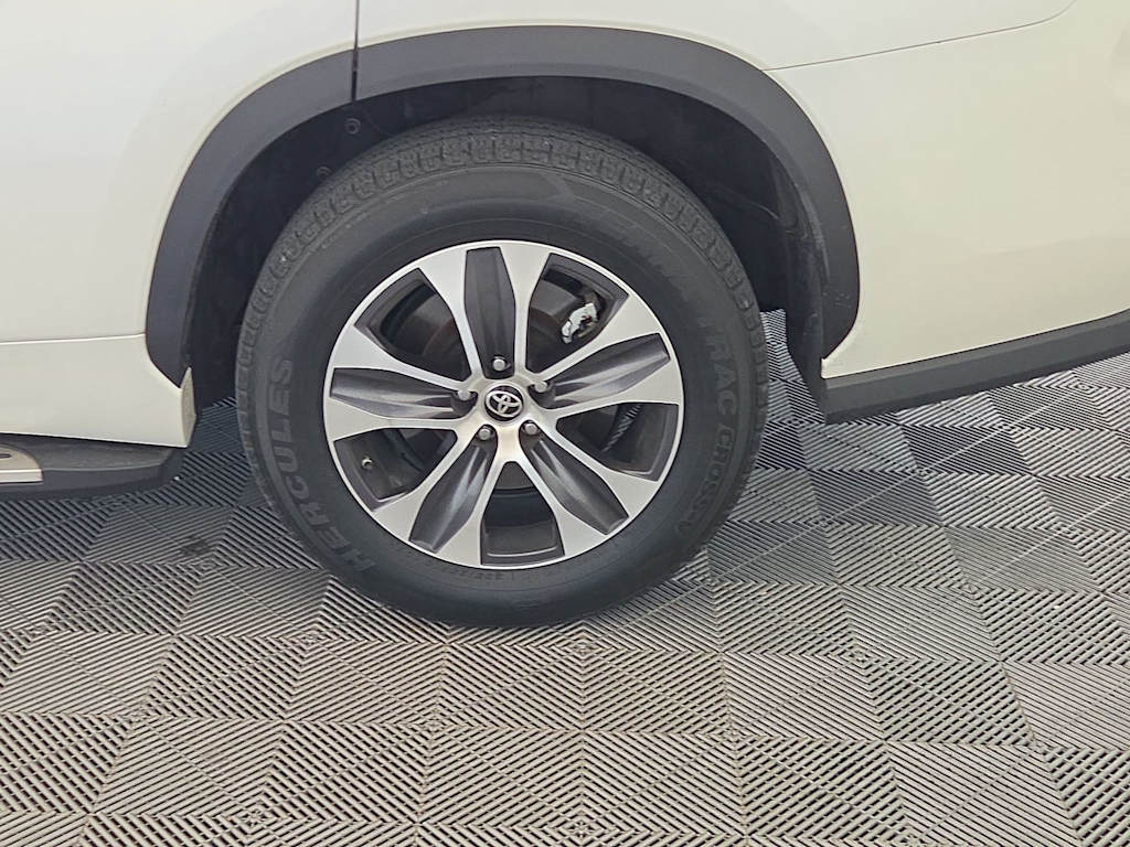 Thumbnail: 2021 Toyota Highlander - 8