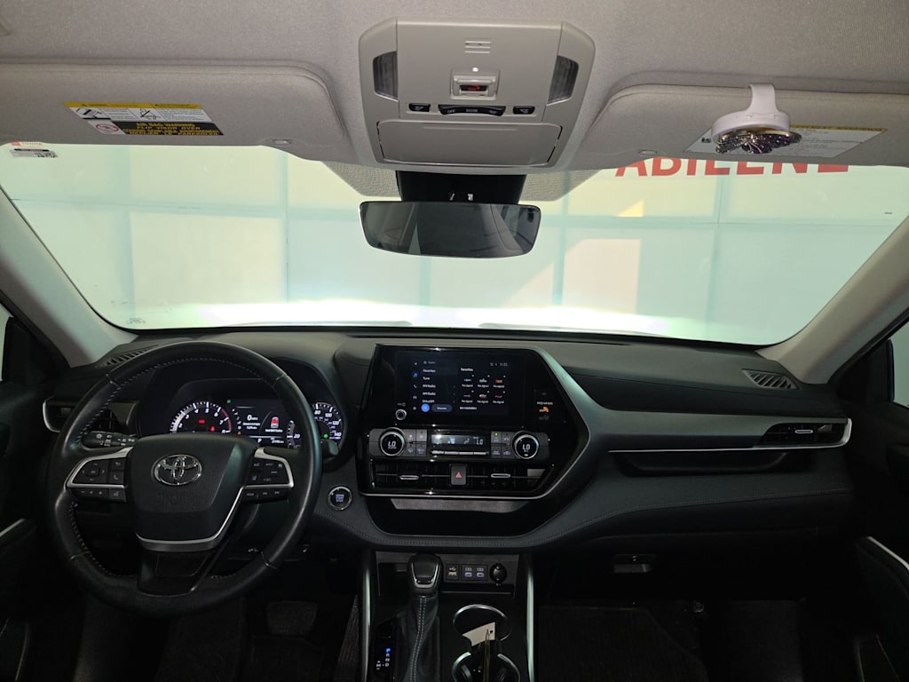 Thumbnail: 2023 Toyota Highlander - 9