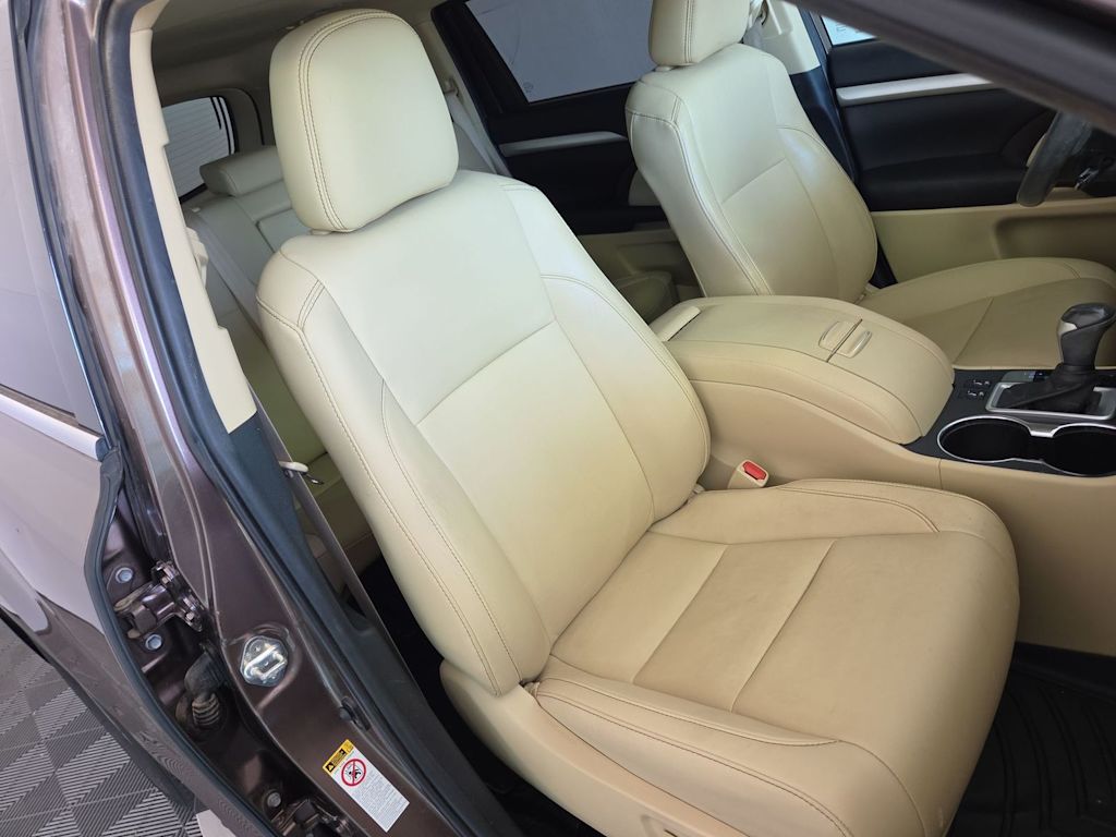 Thumbnail: 2019 Toyota Highlander - 12