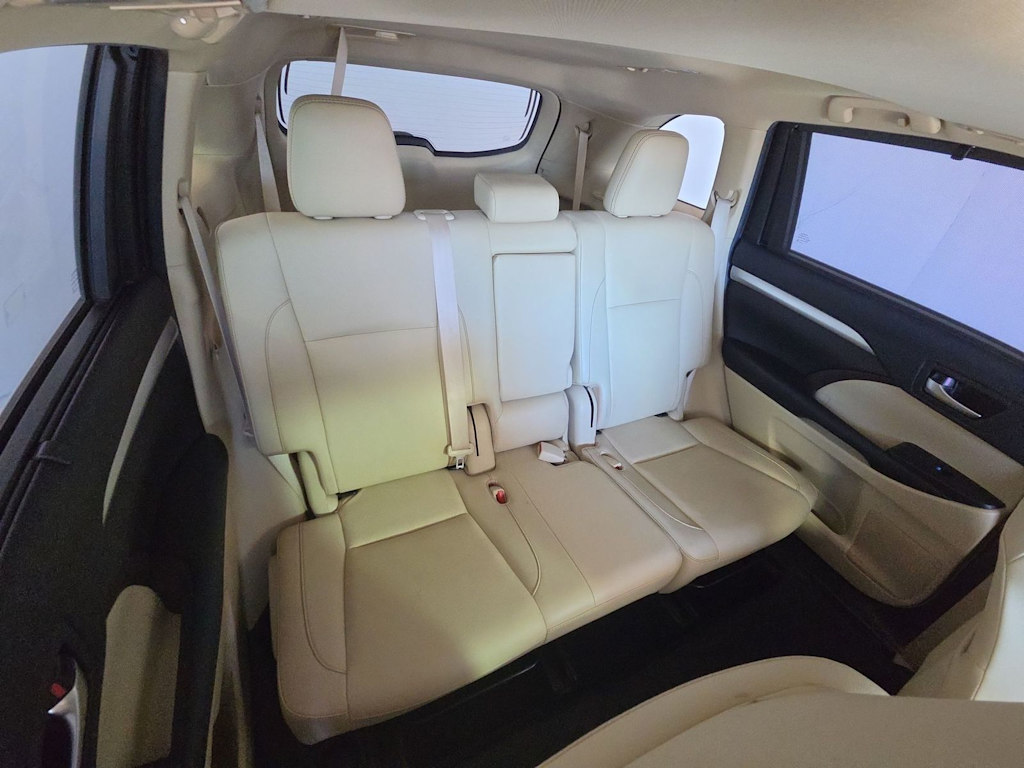 Thumbnail: 2019 Toyota Highlander - 24