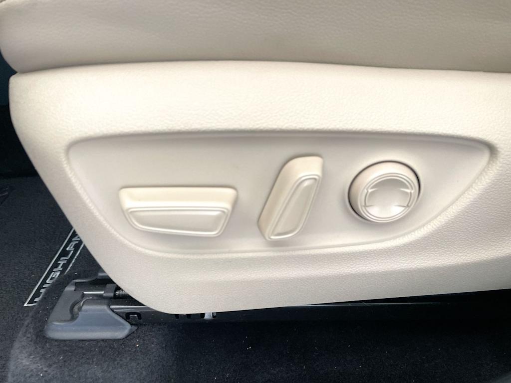 Thumbnail: 2023 Toyota Highlander - 21