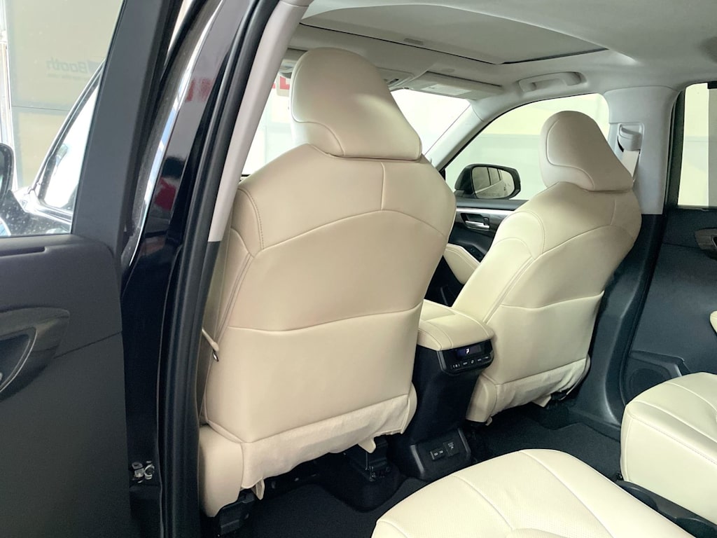 Thumbnail: 2023 Toyota Highlander - 12