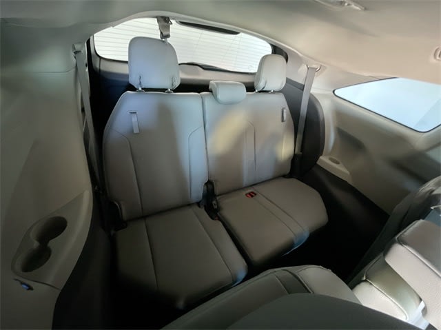 2021 Toyota Sienna XLE 25