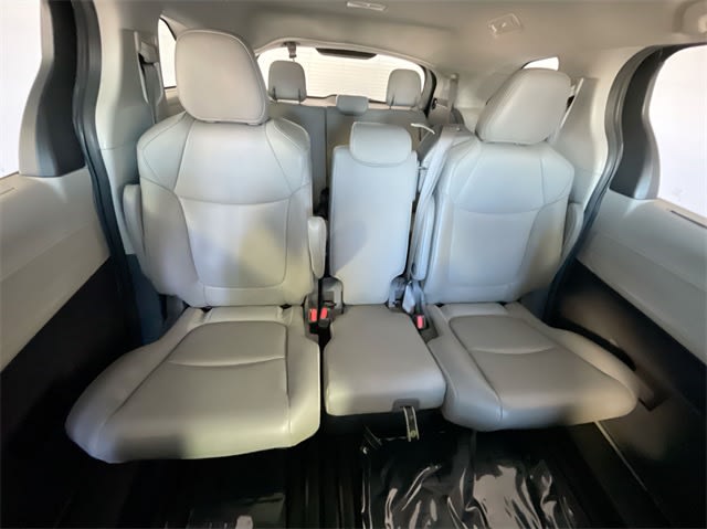 2021 Toyota Sienna XLE 24