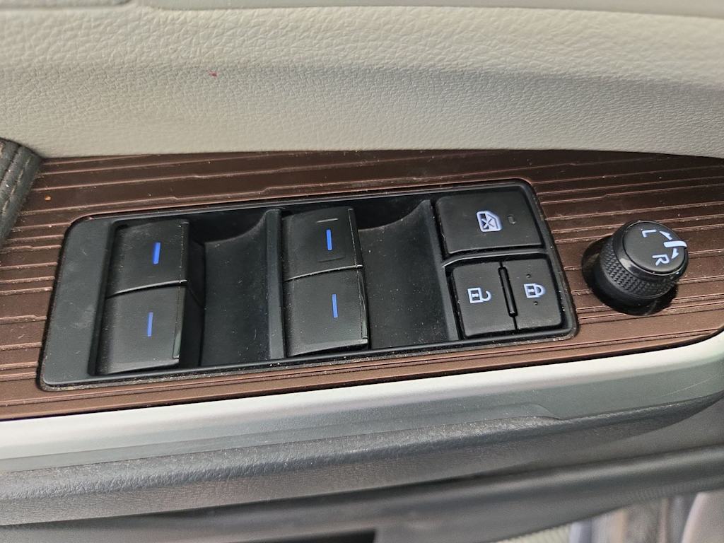 Thumbnail: 2023 Toyota Sienna - 23