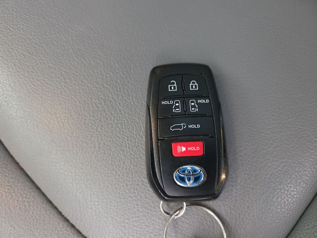 Thumbnail: 2023 Toyota Sienna - 18