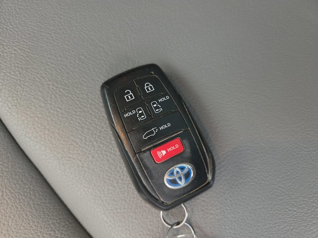 Thumbnail: 2025 Toyota Sienna - 16