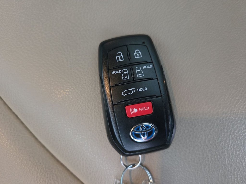 Thumbnail: 2022 Toyota Sienna - 18