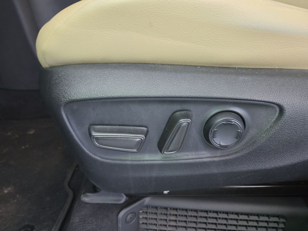 Thumbnail: 2022 Toyota Sienna - 22